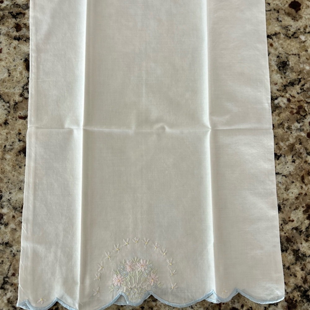 2 vintage hand embroidered small pillow cases - Picture 4 of 9